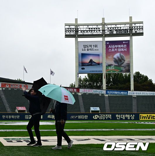 [OSEN=잠실, 지형준 기자] 18일 오후 서울 잠실야구장에서 열릴 예정이던 2024 KBO리그 플레이오프(5전 3선승제) LG 트윈스와 삼성 라이온즈의 4차전이 우천으로 취소됐다.4차전이 우천 취소되면서 한국시리즈 일정도 영향을 받을 수 있다. 4차전에서 삼성이 승리한다면 하루 휴식 후 21일부터 한국시리즈가 예정대로 시작된다.그러나 만약 플레이오프가 5차전까지 간다면, 한국시리즈 일정은 밀리게 된다. 우천 취소로 19일 4차전, 21일 5차전이 열리면 한국시리즈는 23일 1차전을 시작한다. 22일 광주에서 한국시리즈 미디어데이가 열린다. 김시진 경기감독관이 우천 취소를 알리고 있다. 2024.10.18 / jpnews@osen.co.kr