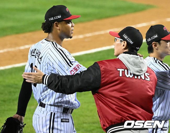 [OSEN=잠실, 이대선 기자] 프로야구 LG 트윈스가 삼성 라이온즈에 반격했다. 2연패 후 1승을 거뒀다.LG는17일 서울 잠실구장에서 열린 2024KBO리그 포스트시즌 플레이오프(5전 3선승제) 3차전에서삼성에 1-0으로 승리했다.2연패로 탈락 위기에 몰렸던 LG는 3차전을 승리하며 반격했다.경기 종료 후 LG 에르난데스가 염경엽 감독과 승리의 기쁨을 나누고 있다. 2024.10.17 / sunday@osen.co.kr