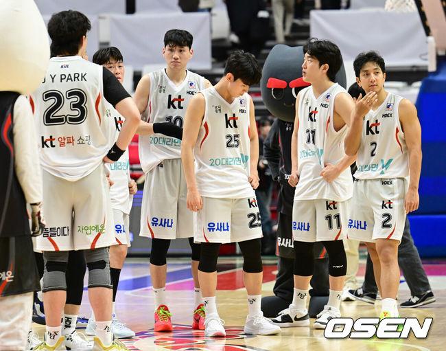 [OSEN=수원, 김성락 기자] 23일 오후 경기 수원시 KT소닉붐아레나에서 2024-2025 동아시아 슈퍼리그(EASL) 수원 KT 소닉붐과 대만 타오위안 파우이안 파일럿츠의 경기가 열렸다. EASL은 동아시아 농구 클럽 대항전으로 올해 세 번째 시즌을 맞았다. 이번 시즌 대회에는 10개 팀이 출전, 2개 조의 조별리그를 벌인 뒤 4강 토너먼트로 우승팀을 가린다. 이날 경기는 KT 소닉붐이 대만 타오위안 파우이안 파일럿츠를 상대로 71-90으로 패배했다.승리가 확정된 순간 KT 선수들이 아쉬워하고 있다. 2024.10.23 / ksl0919@osen.co.kr
