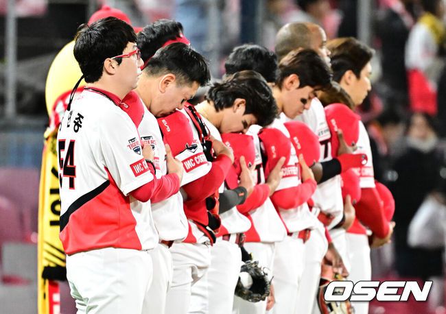 [OSEN=광주, 지형준 기자] KIA 타이거즈가 하루에 1~2차전을 모두 승리했다.KIA는 23일 광주-기아 챔피언스필드에서 열린 삼성 라이온즈와의 2024 프로야구 신한은행 SOL bank 한국시리즈 2차전에서 8-3으로승리했다. 앞선 1차전 서스펜디드를 구원투수 전상현의 호투로 5-1로 역전승을 거둔데 이어 2차전까지 잡았다. 1~2차전 승리팀의 우승확률은 90%(20회 중 18회)이다.경기에 앞서 KIA 양현종을 비롯한 선수들이 국민의례를 하고 있다. 2024.10.23 / jpnews@osen.co.kr