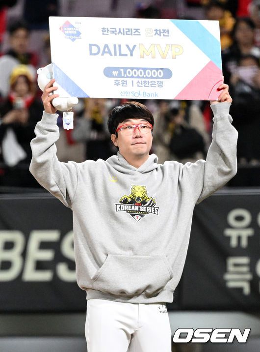 [OSEN=광주, 이대선 기자] KIA 타이거즈가 하루에 1~2차전을 모두 승리했다.KIA는 23일 광주-기아 챔피언스필드에서 열린 삼성 라이온즈와의 2024 프로야구 신한은행 SOL bank 한국시리즈 2차전에서 8-3으로승리했다. 앞선 1차전 서스펜디드를 구원투수 전상현의 호투로 5-1로 역전승을 거둔데 이어 2차전까지 잡았다. 1~2차전 승리팀의 우승확률은 90%(20회 중 18회)이다.MVP를 차지한 KIA 양현종이 시상식을 가지고 있다. 2024.10.23 / sunday@osen.co.kr