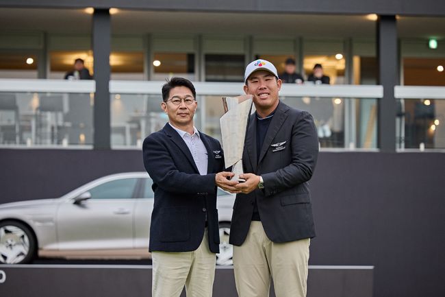 제네시스사업본부장송민규부사장(왼쪽)과2024제네시스챔피언십우승자안병훈선수.