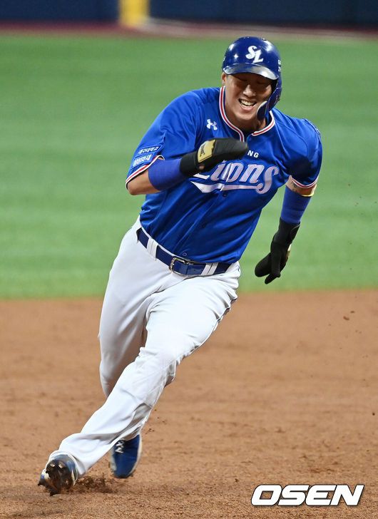 [OSEN=고척, 지형준 기자]5일 오후 서울 고척스카이돔에서 ‘2021 신한은행 SOL KBO리그’ 키움 히어로즈와 삼성 라이온즈의 경기가 열렸다. 2회초 1사 1루에서 삼성 김동엽이 오선진의 투수앞 땅볼에 요키시의 악송구로 볼이 빠지자 3루로 전력질주를 하고 있다. 2021.10.05 /jpenws@osen.co.kr