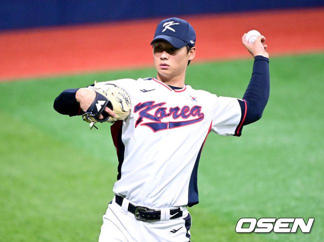 [OSEN=고척, 최규한 기자] 프리미어12를 준비하는 대한민국 야구 대표팀이 3일 오후 서울 고척스카이돔에서 훈련을 가졌다.프리미어12는 세계야구소프트볼연맹(WBSC)에서 개최하는 야구 국제대회로 WBSC 랭킹 상위 12개국이 모여 치르는 대회다. 한국은 2015년 열린 초대 대회에서 우승을 차지했고 2019년 대회에서는 준우승을 달성했다. 이번 대회에서는 9년 만에 우승 탈환을 노린다.대표팀 곽도규가 캐치볼 훈련을 펼치고 있다. 2024.11.03 / dreamer@osen.co.kr