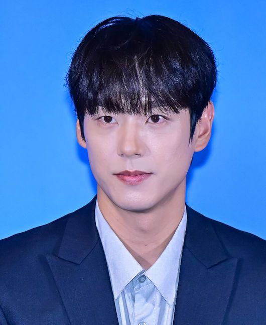 [OSEN=이대선 기자] 4일 오전 서울 유니클로 명동 중앙점에서 유니클로 캐시미어 스페셜존 오픈 기념 포토행사가 열렸다. 하트시그널 임현주가 포토타임을 갖고 있다./sunday@osen.co.kr