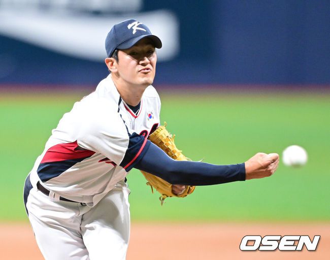 [OSEN=고척, 최규한 기자] 프리미어12를 준비하는 대한민국 야구 대표팀과 상무가 6일 오후 서울 고척스카이돔에서 연습경기를 가졌다.프리미어12는 세계야구소프트볼연맹(WBSC)에서 개최하는 야구 국제대회로 WBSC 랭킹 상위 12개국이 모여 치르는 대회다. 한국은 2015년 열린 초대 대회에서 우승을 차지했고 2019년 대회에서는 준우승을 달성했다. 이번 대회에서는 9년 만에 우승 탈환을 노린다.야구 대표팀 선발 고영표가 힘차게 공을 뿌리고 있다. 2024.11.06 / dreamer@osen.co.kr