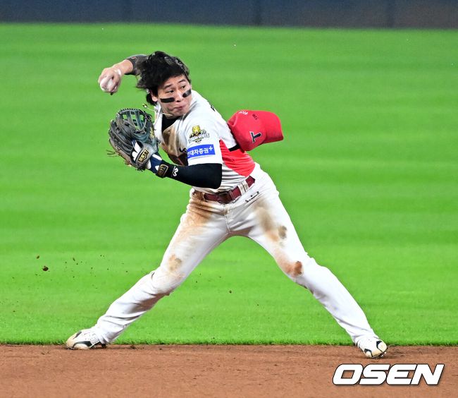 [OSEN=광주, 지형준 기자] 28일 광주 기아챔피언스필드에서 2024 신한 SOL뱅크 KBO 한국시리즈 5차전 KIA 타이거즈와 삼성 라이온즈의 경기가 열렸다.KIA는 양현종, 삼성은 이승현을 선발 투수로 내세웠다.6회초 2사에서 KIA 박찬호가 삼성 박병호의 유격수 내야안타에 1루로 송구하고 있다. 2024.10.28 / jpnews@osen.co.kr