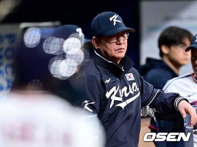 [OSEN=고척, 최규한 기자] 프리미어12를 준비하는 대한민국 야구 대표팀과 상무가 6일 오후 서울 고척스카이돔에서 연습경기를 가졌다.프리미어12는 세계야구소프트볼연맹(WBSC)에서 개최하는 야구 국제대회로 WBSC 랭킹 상위 12개국이 모여 치르는 대회다. 한국은 2015년 열린 초대 대회에서 우승을 차지했고 2019년 대회에서는 준우승을 달성했다. 이번 대회에서는 9년 만에 우승 탈환을 노린다.야구 대표팀 류중일 감독이 그라운드를 주시하고 있다. 2024.11.06 / dreamer@osen.co.kr