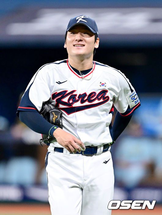 [OSEN=고척, 최규한 기자] 프리미어12를 준비하는 대한민국 야구 대표팀과 상무가 6일 오후 서울 고척스카이돔에서 연습경기를 가졌다.프리미어12는 세계야구소프트볼연맹(WBSC)에서 개최하는 야구 국제대회로 WBSC 랭킹 상위 12개국이 모여 치르는 대회다. 한국은 2015년 열린 초대 대회에서 우승을 차지했고 2019년 대회에서는 준우승을 달성했다. 이번 대회에서는 9년 만에 우승 탈환을 노린다.1회말 투구를 마친 야구 대표팀 곽빈이 더그아웃으로 향하며 미소짓고 있다. 2024.11.06 / dreamer@osen.co.kr