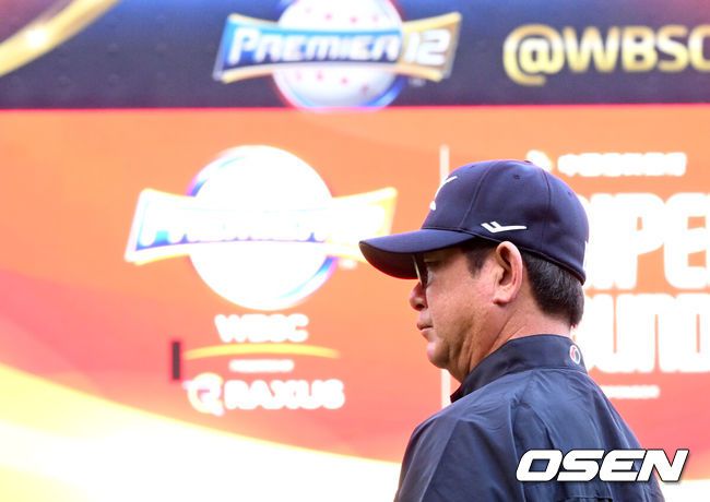 [OSEN=타이베이(대만), 이대선 기자] 류중일 감독이 이끄는 프리미어12 야구대표팀이 9일 오후 대만 티엔무야구장에서 훈련을 진행했다.류중일 감독이 이끄는 야구대표팀은 대만, 쿠바, 일본, 도미니카공화국, 호주와 프리미어12 B조에 편성됐다. 지난 8일 결전지 대만 타이베이에 입성한 류중일호는 9일 훈련, 10일 대만 프로팀과의 연습경기, 12일 훈련으로 현지 분위기를 익힌뒤 13일 타이베이돔에서 대만과 B조 예선 첫 경기를 치른다.조별예선에서 최소 2위에 올라야 슈퍼라운드가 열리는 일본 도쿄돔으로 향할 수 있으며, 대표팀의 목표는 슈퍼라운드 진출이다.류중일 감독이 훈련 중인 선수들을 바라보고 있다. 2024.11.09 /