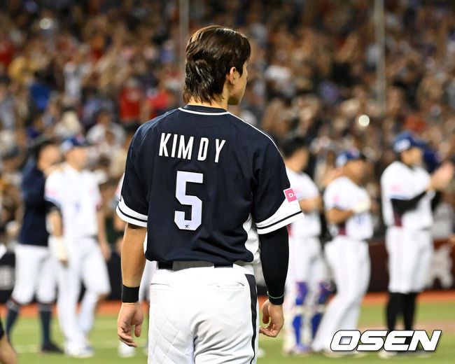 [OSEN=타이베이(대만), 이대선 기자] 그 어떤 대표팀보다 분위기가 좋다고 자부했던 류중일호가 프리미어12 B조 조별예선 첫 경기에서 충격패를 당했다.류중일 감독이 이끄는 한국 야구대표팀은 13일 대만 타이베이 타이베이돔에서 펼쳐진 2024 WBSC 프리미어12 B조 조별예선 대만과의 1차전에서 3-6으로 패했다.경기 종료 후 한국 김도영이 관중석을 향해 인사 후 그라운드를 나가고 있다. 2024.11.13 /sunday@osen.co.kr
