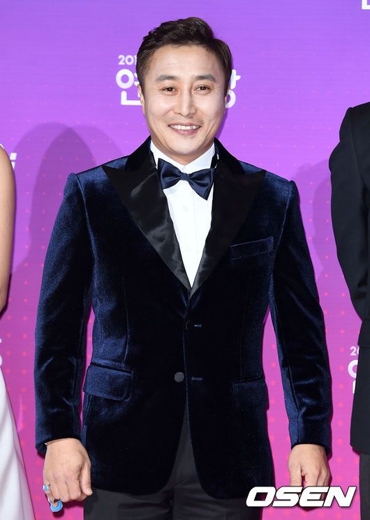 [OSEN=백승철 기자] 30일 오후 서울 삼성동 코엑스에서 열린 SBS 연예대상 포토월 행사에서 김병만이 포토타임을 갖고 있다.SBS는 이날 서울 코엑스에서 올 한해를 총정리하는 연예대상을 개최한다. 올해 SBS 예능을 대표하는 인물이 누구인가에 가장 큰 관심이 쏠린 가운데, 방송 관계자들 사이에서는 유재석과 김병만 두 사람을 그 주인공으로 예측하고 있다. 또한 강호동, 이경규도 대상 후보로 언급되고 있다.한편 SBS는 올해부터 연말 시상식을 'SAF'라는 통합된 형식의 페스티벌로 진행하고 있다. SAF는 20일부터 31일까지 총 12일간 삼성동 COEX C홀에서 개최되며, 시청자들은 각 프로그램 부스를 통해 방송의 제작과정을 관람할 수 있다. 이 외에도 시청자를 위한 참여 콘테스트, 스타와의 만남·무대인사·팬 사인회 등이 마련된다. SAF 행사의 일환으로 '가요대전'이 지난 21일 열렸으며, '연기대상'이 오는 31일 생방송으로 진행된다. / baik@osen.co.kr