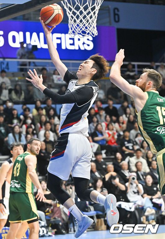 [OSEN=박준형 기자] 24일 고양 소노 아레나에서 2025 국제농구연맹(FIBA) 아시아컵 예선 A조 한국과 호주의 경기가 진행됐다.조별리그 6경기 중 3경기를 마친 한국은 조 2위를 유지하며 각 조 2위까지 주어지는 아시아컵 본선 직행에 도전하고 있다. 1쿼터 이우석이 리버스레이업슛을 성공시키고 있다.    2024.11.24   / soul1014@osen.co.kr