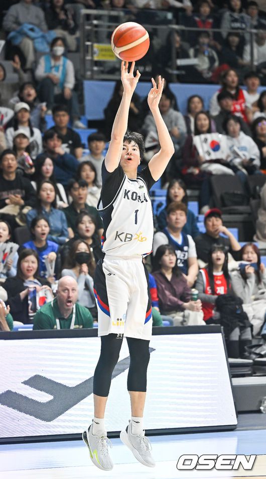 [OSEN=박준형 기자] 24일 고양 소노 아레나에서 2025 국제농구연맹(FIBA) 아시아컵 예선 A조 한국과 호주의 경기가 진행됐다.조별리그 6경기 중 3경기를 마친 한국은 조 2위를 유지하며 각 조 2위까지 주어지는 아시아컵 본선 직행에 도전하고 있다. 3쿼터 이현중이 3점슛을 시도하고 있다. 2024.11.24   / soul1014@osen.co.kr