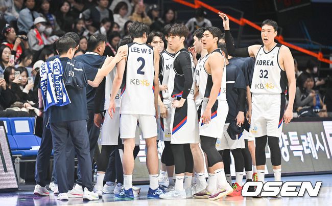 [OSEN=박준형 기자] 24일 고양 소노 아레나에서 2025 국제농구연맹(FIBA) 아시아컵 예선 A조 한국과 호주의 경기가 진행됐다.조별리그 6경기 중 3경기를 마친 한국은 조 2위를 유지하며 각 조 2위까지 주어지는 아시아컵 본선 직행에 도전하고 있다. 3쿼터 시작을 앞두고 농구대표팀 선수들이 파이팅을 하고 있다. 2024.11.24   / soul1014@osen.co.kr