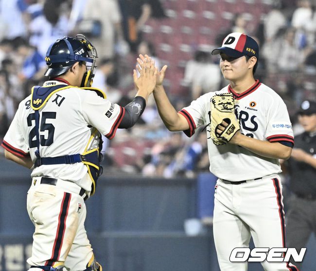 [OSEN=잠실, 조은정 기자]허경민의 원맨쇼를 등에 업은 두산 베어스가 천신만고 끝 삼성 라이온즈전 6연패를 끊어냈다.프로야구 두산 베어스는 13일 서울 잠실구장에서 열린 2024 신한 SOL뱅크 KBO리그 삼성 라이온즈와의 시즌 11차전에서 8-4로 승리했다.두산 양의지, 김택연이 승리를 기뻐하고 있다. 2024.07.13 /cej@osen.co.kr