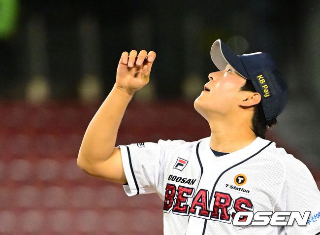 [OSEN=잠실, 지형준 기자] 프로야구 두산 베어스가 23일 서울 잠실구장에서 열린 2024 신한 SOL뱅크 KBO리그 키움 히어로즈와의 시즌 10차전에서 6-3으로 승리했다.두산은 3연전 기선제압과 함께 최근 2연패, 잠실 3연패에서 탈출하며 시즌 50승(2무 46패) 고지에 올라섰다. 경기에 앞서 투수코치, 불펜코치, 배터리코치, 작전코치를 바꾸고 외국인타자 헨리 라모스를 방출했는데 변화가 분위기 반전으로 이어졌다. 반면 연승이 좌절된 키움은 38승 54패가 됐다.9회초 두산 김택연이 타구를 바라보고 있다. 2024.07.23 /