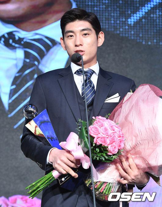 [OSEN=지형준 기자] 6일 오후 서울 삼성동 인터컨티넨탈 서울 코엑스 하모니볼룸에서 열린 '2017 타이어뱅크 KBO 시상식'에서 넥센 이정후가 신인상을 수상하고 있다. /jpnews@osen.co.kr