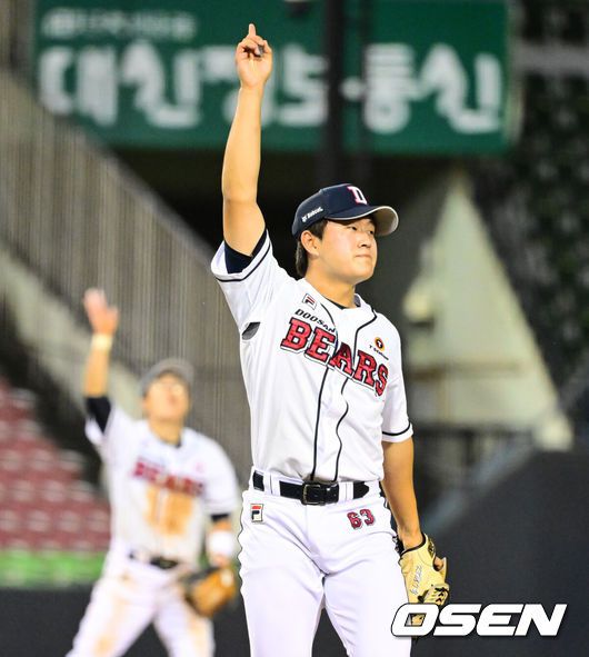 [OSEN=잠실, 지형준 기자] 이승엽 감독이 이끄는 프로야구 두산 베어스가 키움 히어로즈를 이틀 연속 제압하며 위닝 시리즈를 확보했다.두산은 24일 잠실구장에서 열린 키움과의 시즌 11차전에서 7-4역전승을 장식했다.9회초 2사 1루에서 두산 김택연이 키움 송성문을 유격수 플라이로 처리하고 있다. 2024.07.24 / jpnews@osen.co.kr