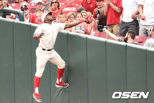 [OSEN=신시내티(미국),박준형 기자] 6회초 2사 만루 다저스 류현진의 파울성 타구를 신시내티 우익수 푸이그가 호수비로 잡아내고 있다. / soul1014@osen.co.kr
