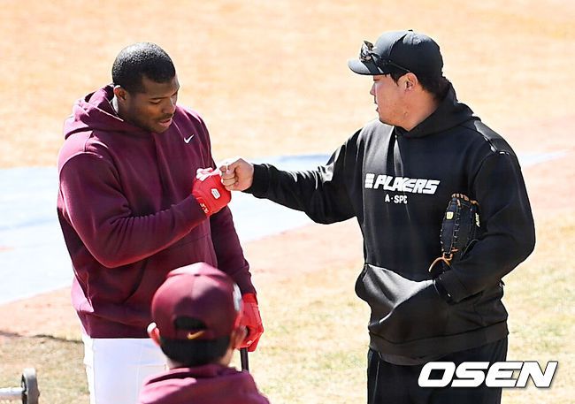 [OSEN=박준형 기자] 2022년 대전에서 만난 류현진과 야시엘 푸이그. 2022.03.05 / soul1014@osen.co.kr