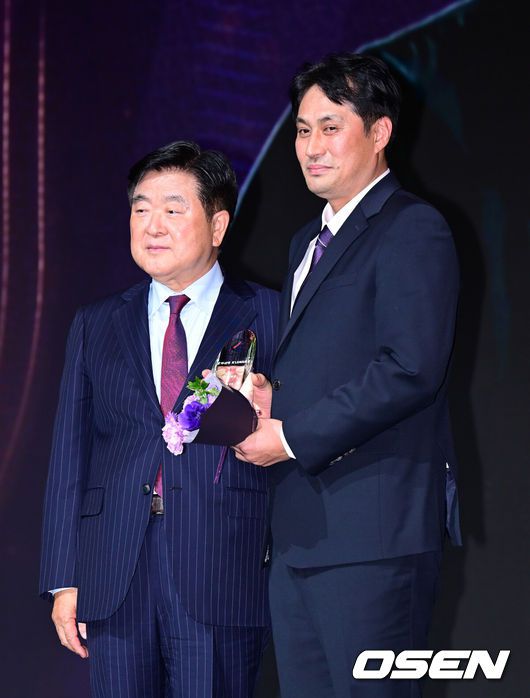 [OSEN=김성락 기자] 29일 오후 서울 서대문구 홍은동 스위스 그랜드 호텔에서 하나은행 K리그 2024 대상 시상식이 열렸다. 이날 행사에는 K리그1, 2 올 한해를 빛낸 선수들이 참석해 자리를 빛냈다.  FC안양 유병훈 감독이 K리그2 감독상을 수상, 기념촬영을 하고 있다. 2024.11.29 / ksl0919@osen.co.kr