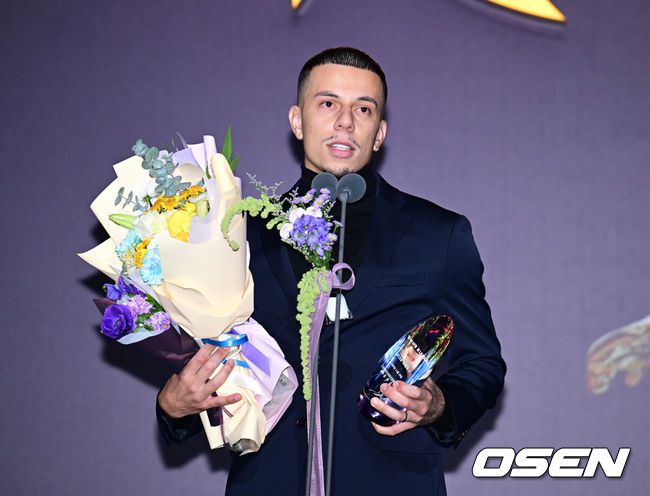 [OSEN=김성락 기자] 29일 오후 서울 서대문구 홍은동 스위스 그랜드 호텔에서 하나은행 K리그 2024 대상 시상식이 열렸다. 이날 행사에는 K리그1, 2 올 한해를 빛낸 선수들이 참석해 자리를 빛냈다.  FC안양 마테우스가 K리그2 MVP를 수상, 소감을 전하고 있다. 2024.11.29 / ksl0919@osen.co.kr