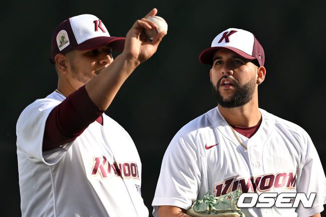 [OSEN=스코츠데일(미국 애리조나주), 이대선 기자] 2일(한국시간) 미국 애리조나주 스코츠데일에 위치한 솔트리버필즈 앳 토킹스틱에서 키움 히어로즈의 스프링캠프가 진행됐다.키움 헤이수스가 후라도와 이야기를 나누고 있다. 2024.02.02 /sunday@osen.co.kr