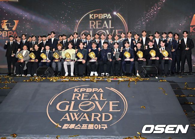 [OSEN=민경훈 기자] 1일 오전 서울 그랜드 하얏트 호텔에서 KBO리그 포지션별 최고의 수비수를 선정하는 '2024 컴투스프로야구 리얼글러브 어워드’가 열렸다.선수협에 따르면 리얼글러브 어워드는 미국 메이저리그(MLB)의 골드글러브 어워드처럼 수비만을 평가 기준으로 두고 수상자를 선정한다.시상식을 마치고 단체 포토타임을 갖고 있다. 2024.12.01 /