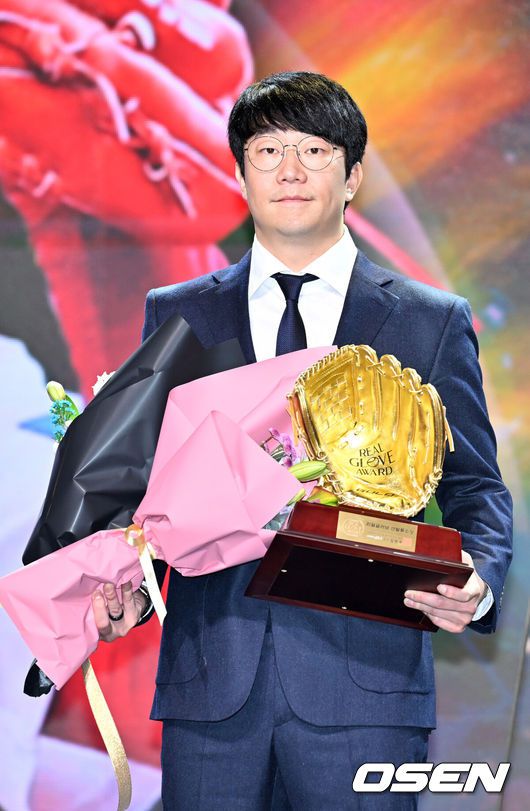 [OSEN=민경훈 기자] 1일 오전 서울 그랜드 하얏트 호텔에서 KBO리그 포지션별 최고의 수비수를 선정하는 '2024 컴투스프로야구 리얼글러브 어워드’가 열렸다.선수협에 따르면 리얼글러브 어워드는 미국 메이저리그(MLB)의 골드글러브 어워드처럼 수비만을 평가 기준으로 두고 수상자를 선정한다.선발투수 부문을 수상한 KIA 양현종이 포토타임을 갖고 있다. 2024.11.30 / rumi@osen.co.kr