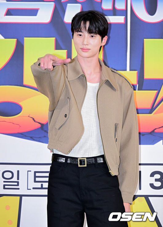 [OSEN=지형준 기자] 5일 오후 서울 상암 스탠포드호텔에서 JTBC '힘쎈여자 강남순' 제작발표회가 열렸다.오는 7일(토) 첫 방송되는 ‘힘쎈여자강남순’은 선천적으로 놀라운 괴력을 타고난3대 모녀가 강남을 중심으로 벌어지는 신종마약범죄의 실체를 파헤치는‘대대힘힘’코믹범죄맞짱극이다. 괴력을 지닌 세 모녀 히어로 이유미,김정은,김해숙을 비롯해 옹성우,변우석의 시너지에도 이목이 집중되고 있다.배우 변우석이 포토타임을 하고 있다. 2023.10.05 /jpnews@osen.co.kr