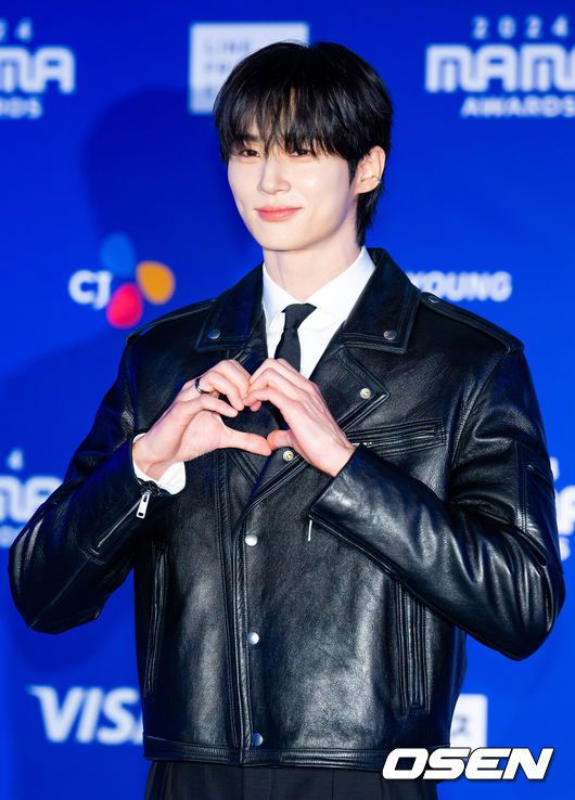 [OSEN=오사카(일본), 민경훈 기자] 22일 오후 일본 교세라 돔 오사카서'2024 MAMA AWARDS(마마 어워즈)'레드카펫 행사가 진행됐다.'2024 MAMA AWARDS'는 현지시간 기준으로 21일 미국 LA 돌비씨어터에서, 22일과 23일에 일본 교세라 돔 오사카에서 개최된다.배우 변우석이 레드카펫을 밟으며 포즈를 취하고 있다. 2024.11.22 /rumi@osen.co.kr