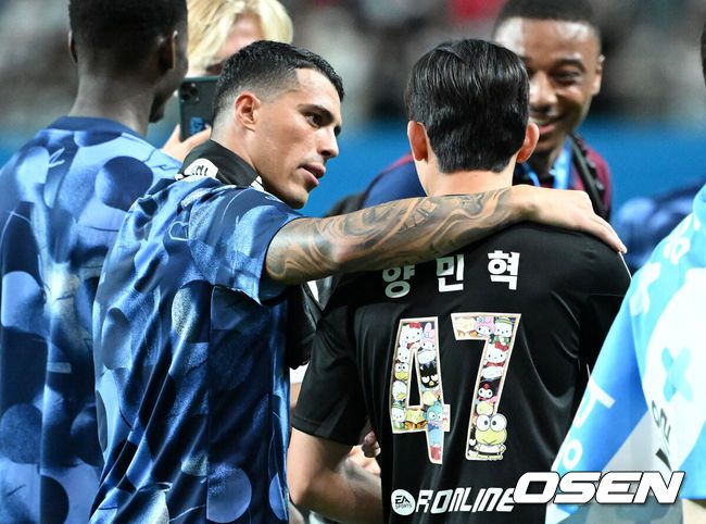 [OSEN=서울월드컵경기장, 이대선 기자] 토트넘 홋스퍼가 팀 K리그를 상대로 4-3 승리를 거뒀다.토트넘 홋스퍼는 31일 오후 8시 서울월드컵경기장에서 팀 K리그를 상대로2024 쿠팡플레이 시리즈 1차전 맞대결을 펼쳐 팽팽한 접전끝에 4-3으로 승리했다.이로써 토트넘은 지난 27일 일본 도쿄에서 치른 비셀 고베전(3-2 승리)에 이어 이번 경기까지 승리, 프리시즌 연승을 달렸다.경기 종료 후 토트넘 홋스퍼 페드로 포로가 팀 K리그 양민혁과 이야기를 나누고 있다. 2024.07.31 /sunday@osen.co.kr