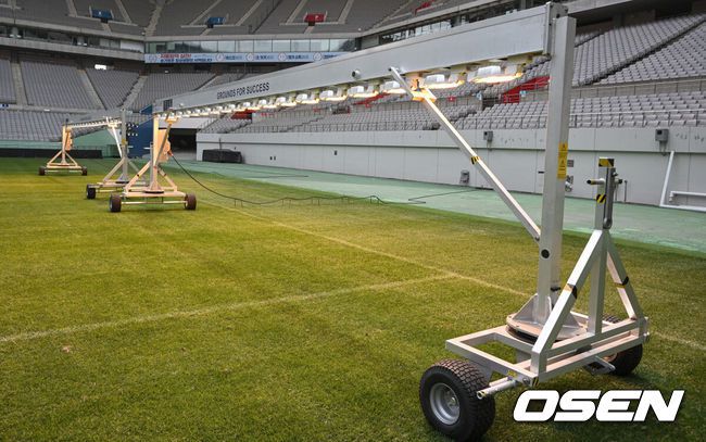 [OSEN=수원월드컵경기장, 조은정 기자] 1일 오후 수원월드컵경기장에서'하나원큐 K리그1 2022'3라운드 수원 삼성과 제주 유나이티드의 경기가 열린다. 한국프로축구연맹은 3월 1일과2일 열리는 K리그1 3라운드 경기부터 K리그 경기장 관중 입장 시 방역패스 적용을 잠정 중단한다고 밝혔다.이는 중앙재난안전대책본부가 그 동안 다중이용시설 등에 적용되던 방역패스(접종증명, 음성확인제) 시행을 3월 1일부터 잠정 중단하기로 함에 따른 것이다. 관중석 내 취식은 가능하며, 정부 방역지침에 따라 육성응원은 금지된다.연맹은