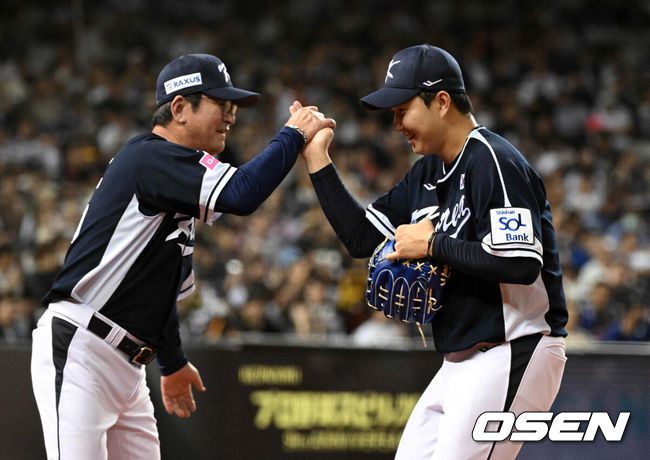 [OSEN=타이베이(대만), 이대선 기자] 15일 오후 대만 타이베이돔에서 세계야구소프트볼연맹(WBSC) 프리미어12 2024 B조 대한민국과 일본의 경기가 열렸다.대한민국은 3차전 선발투수로 최승용, 일본은 다카하시 히로토를 내세웠다. 5회말 1사에서 대한민국 유영찬이 교체되며 류중일 감독과 하이파이브를 하고 있다. 2024.11.15 /sunday@osen.co.kr
