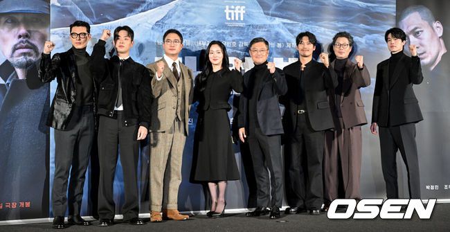 [OSEN=조은정 기자]영화 ‘하얼빈’(감독 우민호) 제작보고회가 27일 서울 용산구 CGV용산아이파크몰에서 열렸다. 현빈, 박정민, 조우진, 전여빈, 박훈, 유재명이 주조연하고 이동욱이 특별 출연하는 ‘하얼빈 ’은 안중근 의사를 재조명한다. 하나의 목적을 위해 하얼빈으로 향하는 이들과 이를 쫓는 자들 사이의 숨 막히는 추적과 의심을 그린 작품.배우 현빈, 박정민, 조우진, 전여빈, 감독 우민호, 박훈, 유재명, 이동욱이 포즈를 취하고 있다. 2024.11.27/cej@osen.co.kr