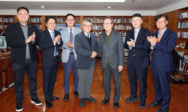 KPGA 이우진 전무이사, RX코리아 손주범 대표이사, KFAIRS 홍성권 대표이사, KPGA 김원섭 회장, 매경미디어그룹 장대환 회장, 매일경제 이진우 논설실장, 매일경제 장종회 월간국장(왼쪽부터)이 협약식을 갖고 있다.