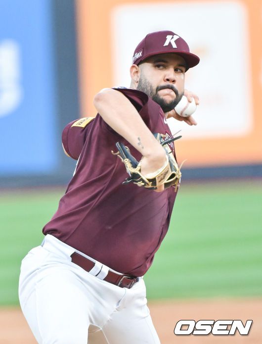 [OSEN=수원, 박준형 기자] 21일 오후 수원KT위즈파크에서 ‘2024 신한 SOL BANK KBO리그’ KT 위즈와 키움 히어로즈의 경기가 진행됐다.이날 KT는 벤자민을, 키움은 헤이수스를 선발투수로 내세웠다.1회말 키움 선발투수 헤이수스가 역투하고 있다.     2024.08.21 / soul1014@osen.co.kr