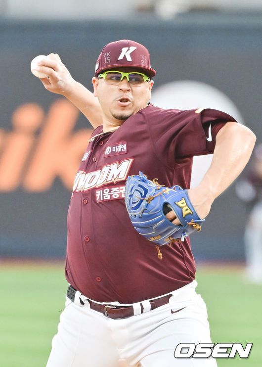 [OSEN=박준형 기자] 20일 오후 수원 KT위즈파크에서 ‘2024 신한 SOL BANK KBO리그’ KT 위즈와 키움 히어로즈의 경기가 진행됐다.이날 KT는 쿠에바스를 키움은 후라도를 선발투수를 내세웠다.1회말 키움 선발투수 후라도가 역투하고 있다.   2024.08.20 / soul1014@osen.co.kr