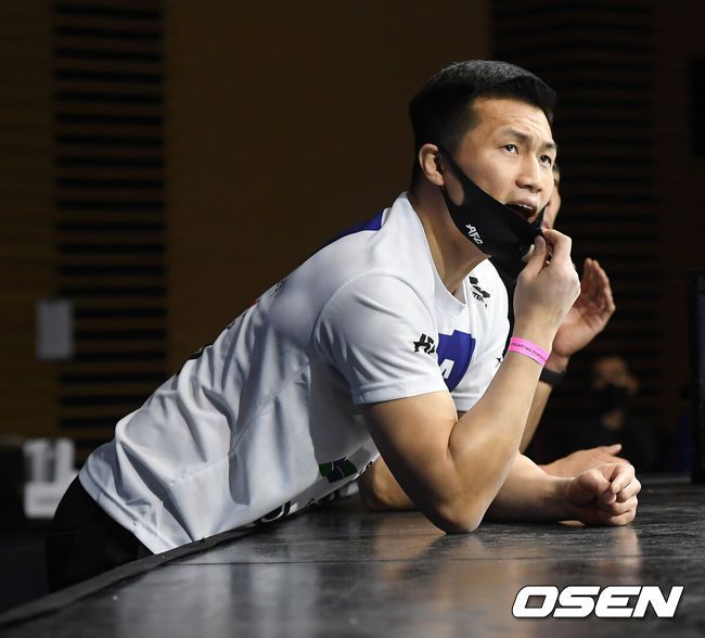 [OSEN=민경훈 기자] 17일 오후 서울 마포구 SBS 프리즘타워에서 '2022 SBS 연예대상' 포토월 행사가 진행됐다.순정파이터의 정찬성이 포토월로 입장하며 포즈를 취하고 있다. 2022.12.17 /rumi@osen.co.kr