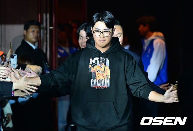 [OSEN=지형준 기자] 22일 오후 서울 소공동 롯데호텔에서 2024 신한 SOL Bank KBO 미디어데이가 열렸다.한화 채은성이 팬들과 하이파이브를 하며 입장하고 있다. 2024.03.22 /jpnews@osen.co.kr