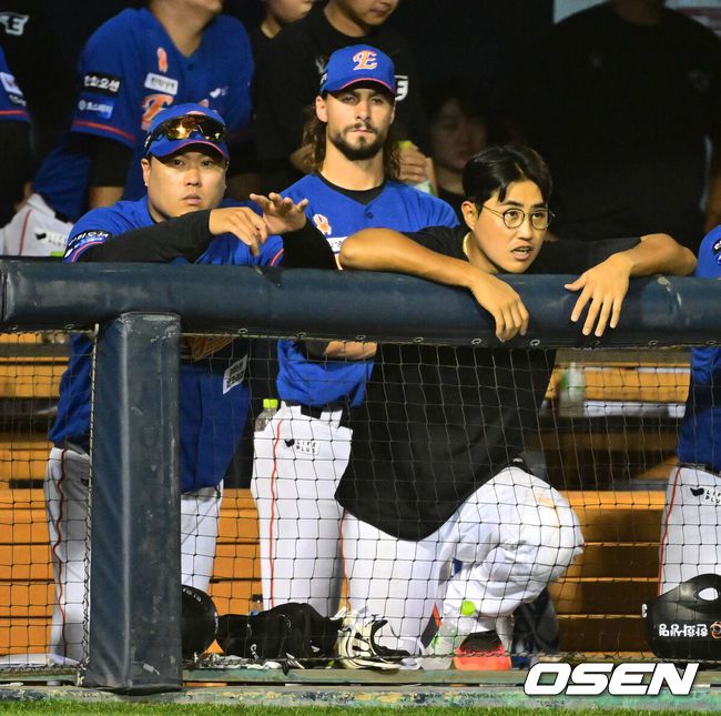 [OSEN=잠실, 지형준 기자] 한화 류현진, 채은성이 경기를 지켜보고 있다. 2024.07.28 / jpnews@osen.co.kr