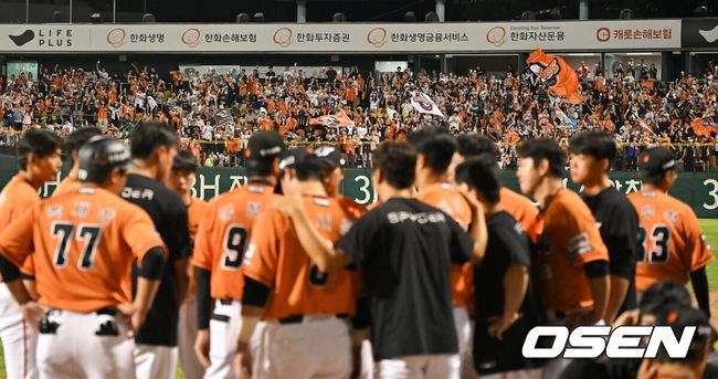 [OSEN=대전, 박준형 기자] 8회초 종료 후 한화 선수들이 덕아웃 앞에서 미팅을 하고 있다. 2024.09.29 / soul1014@osen.co.kr