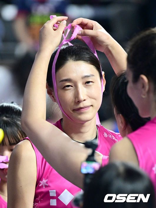 [OSEN=인천, 최규한 기자] 흥국생명 핑크스파이더스가 깔끔한 셧아웃 승리로 구단 역대 최다연승 타이기록을 달성했다.흥국생명은 10일 인천 삼산월드체육관에서 열린 ‘도드람 2024-2025 V-리그’ 3라운드 페퍼저축은행 AI페퍼스와의 경기에서 세트스코어 3-0(26-24, 25-18, 25-18) 셧아웃 승리를 거뒀다. 이날 승리로 흥국생명은 개막 13연승 행진을 이어갔다. 2007-2008시즌 기록한 13연승에 이어서 구단 역대 두 번째 13연승이다.경기를 마치고 13연승을 달성한 흥국생명 김연경을 비롯한 선수들이 축포로 얼굴을 꾸미며 즐거워하고 있다. 2024.12.10 / dreamer@osen.co.kr