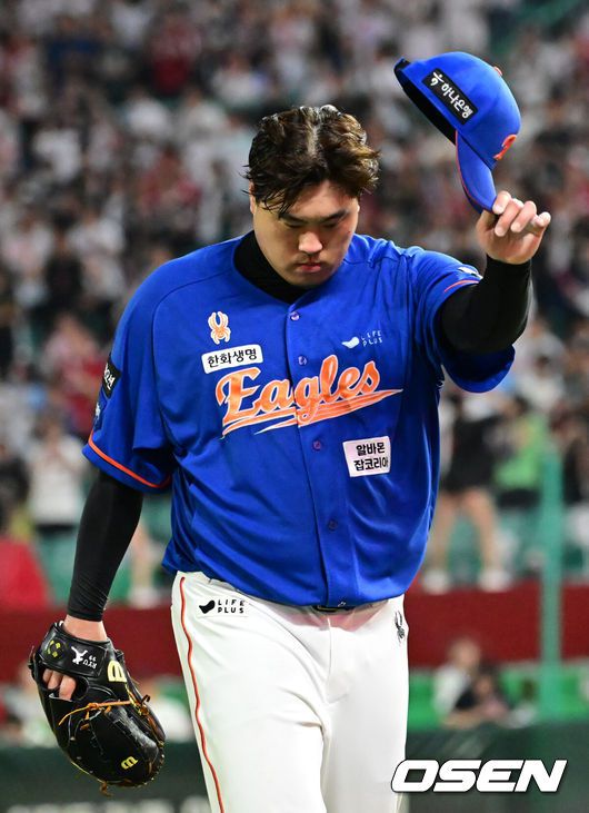 [OSEN=인천, 김성락 기자] 7회말 한화 류현진이 교체되면서 모자를 벗어 팬들의 환호에 답하고 있다. 2024.08.18 / ksl0919@osen.co.kr