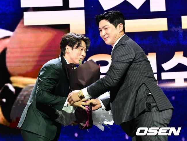 [OSEN=김성락 기자] 13일 오후 서울시 강남구 삼성동 코엑스 오디토리움에서 2024 신한 SOL뱅크 KBO 골든글러브 시상식이 열렸다. '2024 신한 SOL 뱅크 KBO 골든글러브 시상식'은 KBO리그 포지션별 최고의 선수를 가리는 시상식으로 투수, 포수, 지명타자, 1루수, 2루수, 3루수, 유격수, 및 외야수 등 총 10개 부문의 수상자를 선정한다.골든글러브 유격수 부문 KIA 박찬호가 수상, LG 오지환의 축하를 받고 있다. 2024.12.13 / ksl0919@osen.co.kr