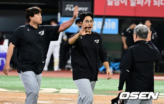[OSEN=수원, 지형준 기자] 한화 류현진과 채은성이 김경문 감독과 승리 하이파이브를 하고 있다. 2024.06.06 / jpnews@osen.co.kr