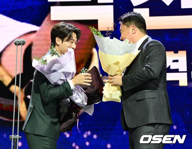 [OSEN=김성락 기자] 13일 오후 서울시 강남구 삼성동 코엑스 오디토리움에서 2024 신한 SOL뱅크 KBO 골든글러브 시상식이 열렸다. '2024 신한 SOL 뱅크 KBO 골든글러브 시상식'은 KBO리그 포지션별 최고의 선수를 가리는 시상식으로 투수, 포수, 지명타자, 1루수, 2루수, 3루수, 유격수, 및 외야수 등 총 10개 부문의 수상자를 선정한다.골든글러브 유격수 부문 KIA 박찬호가 수상, 이범호 감독의 축하를 받고 있다. 2024.12.13 / ksl0919@osen.co.kr