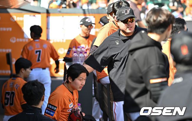 [OSEN=대전, 박준형 기자] 한화 류현진(오른쪽)이 6이닝 1실점으로 호투한 신인 투수 조동욱을 격려하고 있다.  2024.05.12 / soul1014@osen.co.kr