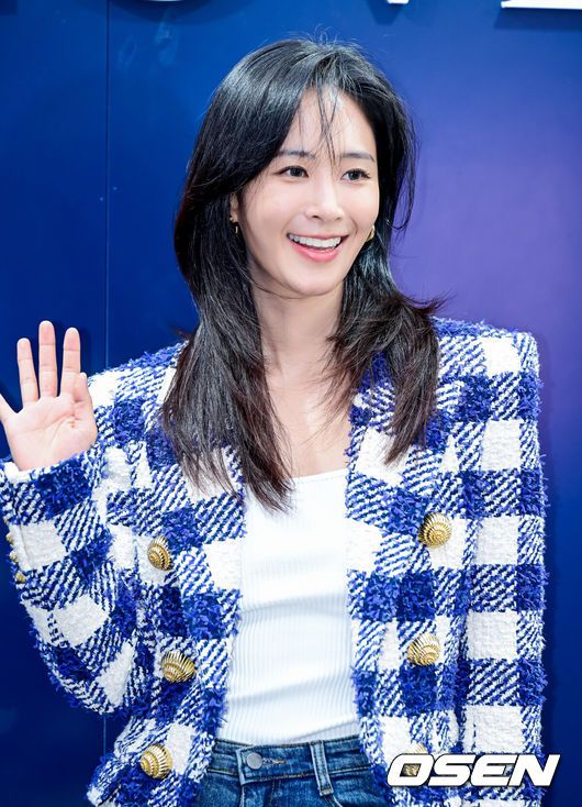 [OSEN=민경훈 기자] 18일 오후 서울 메가박스 코엑스에서 쿠팡플레이가 독점으로 공개하는 박찬욱 감독의 신작 '동조자' 언론시사회 및 기자간담회가 진행됐다.‘동조자(The Sympathizer)’는 자유 베트남이 패망한 1970년대, 미국으로 망명한 베트남 혼혈 청년이 두 개의 문명, 두 개의 이데올로기 사이에서 겪는 고군분투를 다룬 이야기.박찬욱 감독이 기자간담회를 마치고 포토타임을 갖고 있다. 2024.04.18 / rumi@osen.co.kr